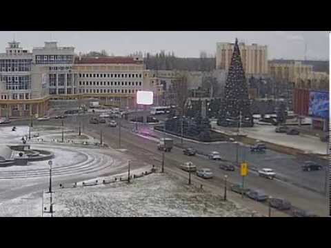 Автоледи врезалась в автобус и в столб на площади Петра Великого